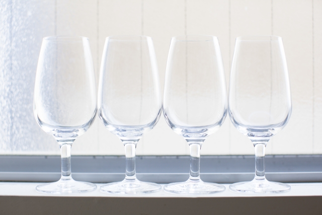 グラスをおしゃれに飾るアクリルディスプレイとは アクリル製品制作ならエムプラチック